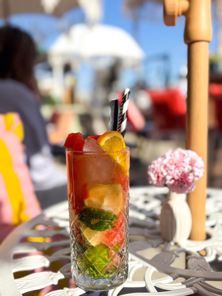 Cocktail maison servi en terrasse à Brasserie Dreams, aux Saintes Maries de la Mer