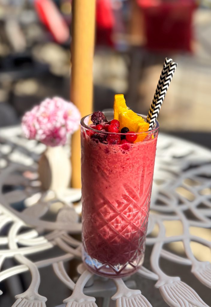 Cocktail maison aux fruits rouges servi en terrasse à la Brasserie Dreams proche de la plage des arènes