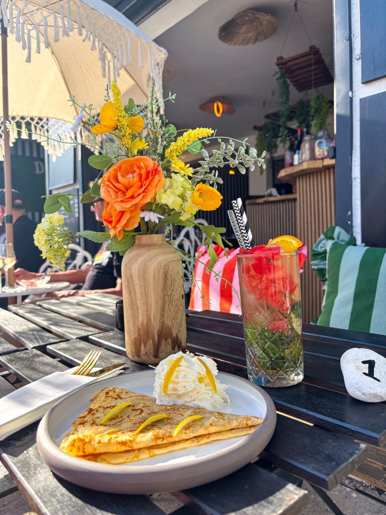Goûter en terrasse avec une crêpe sucrée et fleurs à la Brasserie Dreams en Camargue.