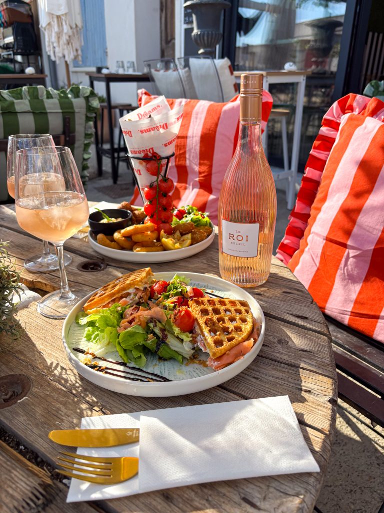 Salade fraîche et vin rosé sur la terrasse de la Brasserie Dreams aux Saintes Maries de la Mer
