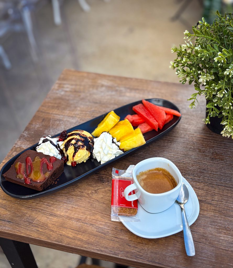 Dessert maison et café à la Brasserie Dreams, Saintes Maries de la Mer