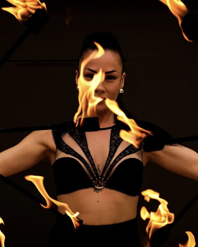 Performeuse en spectacle de feu lors d’une soirée à Brasserie Dreams
