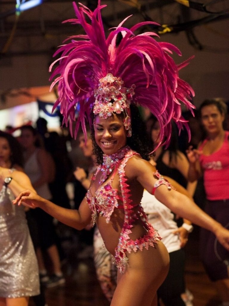 Danseuse brésilienne en costume à plumes lors d'un spectacle à thème à la brasserie Dreams, saintes maries de la mer en camargue