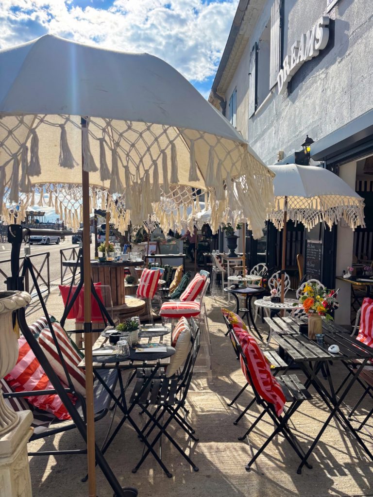 Terrasse de la brasserie Dreams aux Saintes Maries de la Mer