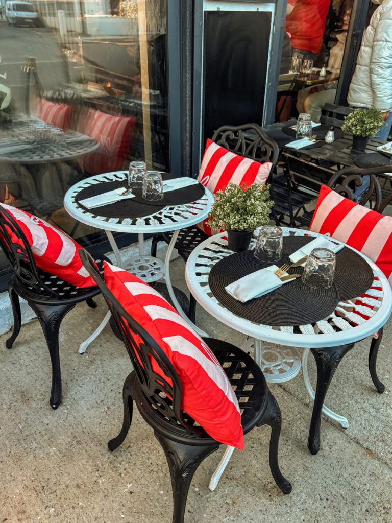 Terrasse ensoleillée avec musique gitane dans un restaurant brasserie aux Saintes Maries de la Mer en Camargue