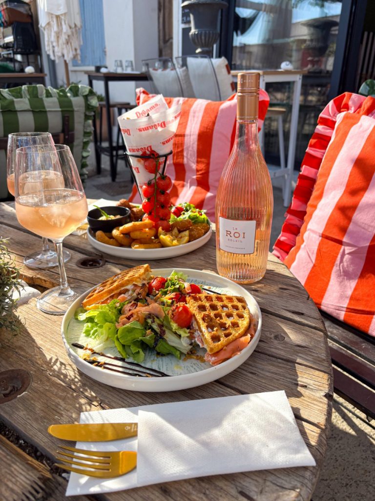 Repas en terrasse avec spécialités méditerranéennes et rosés au restaurant Dreams aux Saintes-Maries-de-la-Mer
