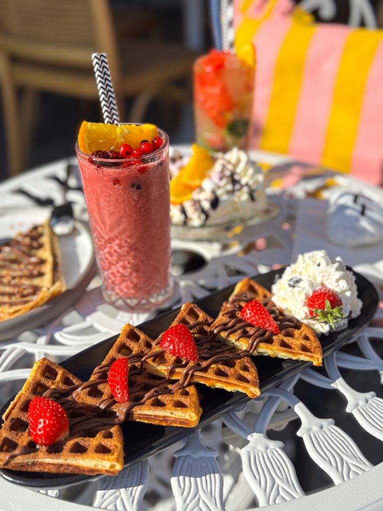 Gauffres chocolat-fraise et smoothie fruité servis en terrasse à la brasserie Dreams, Saintes-Maries- de la Mer