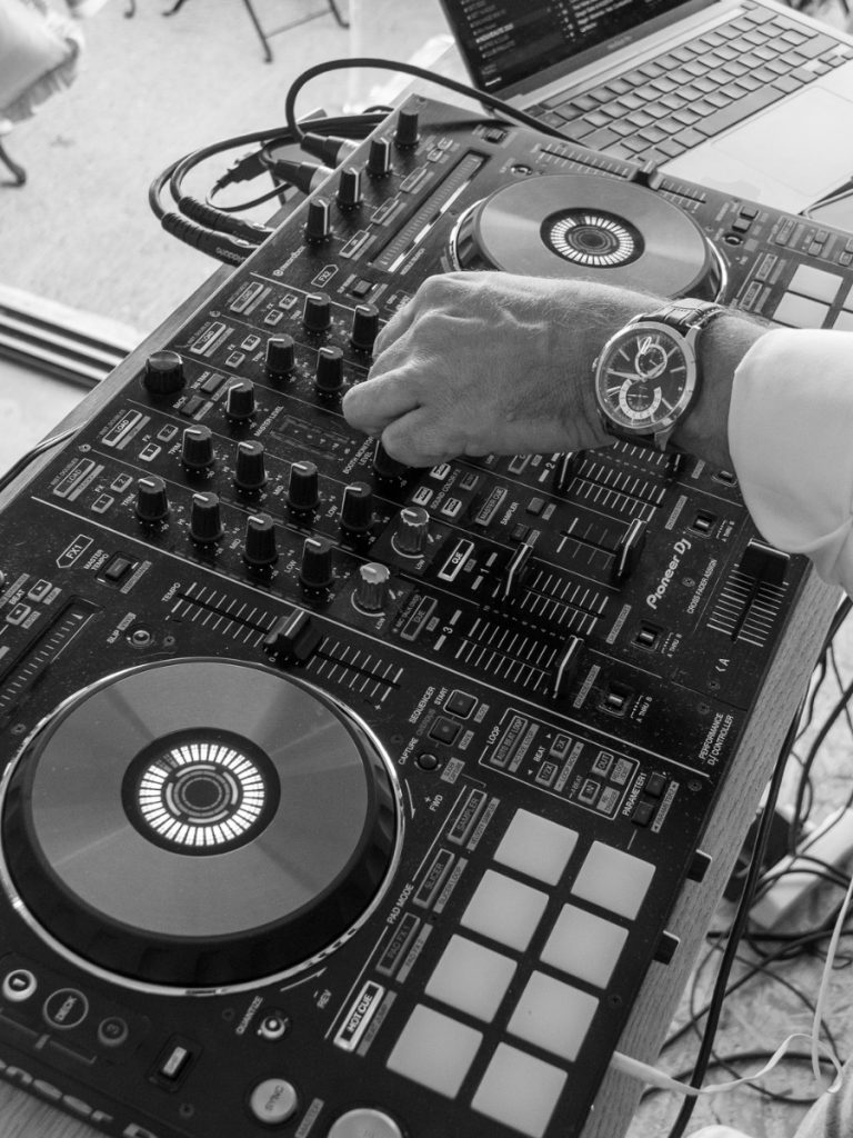 Soirée DJ en live à la brasserie dreams, ambiance musicale festive aux Saintes Maries de la Mer