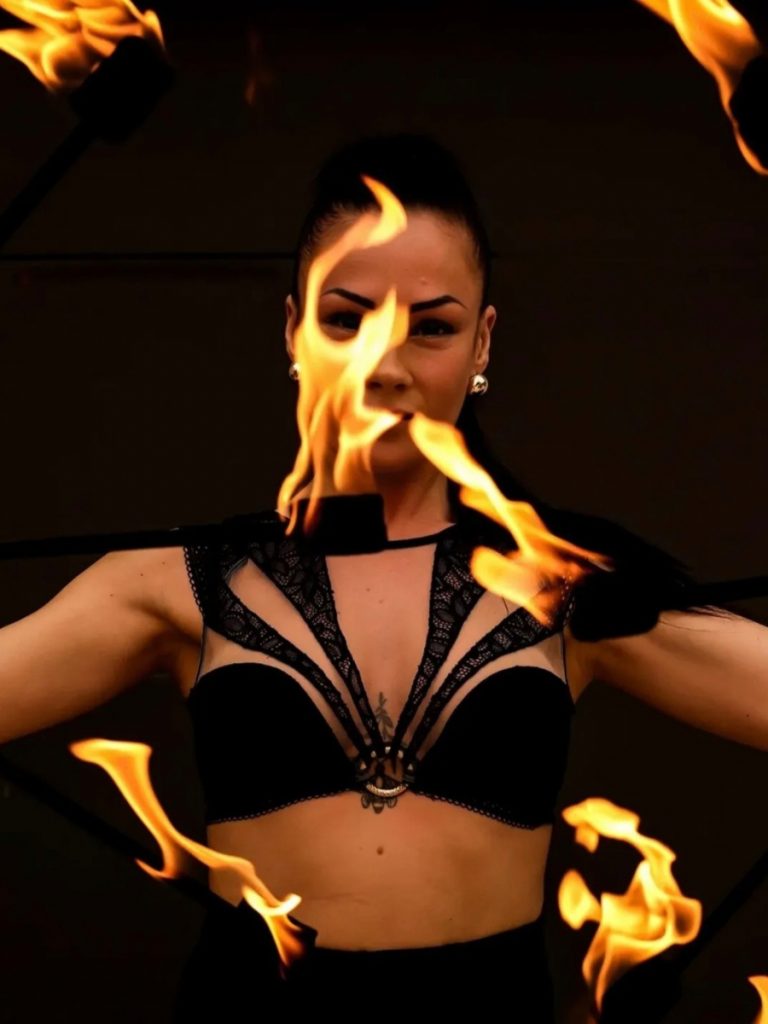 Performeuse en show de feu à la brasserie Dreams, spectacle aux Saintes Maries de la mer